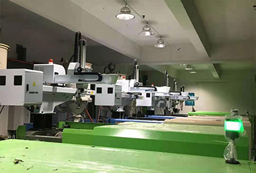 注塑企業(yè)如何選擇合適自己的機(jī)械手<div   id=